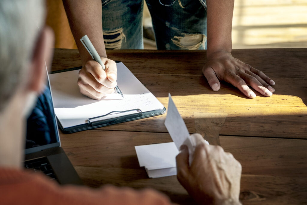 Signature d'un bail par deux concubins avec clause de solidarité.